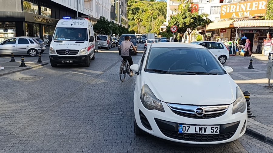 Otomobil İle Motosikletin Göz Göre Göre Kazası Kamerada