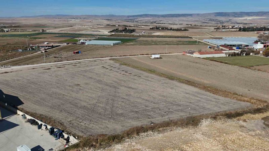 Eskişehir’de Çiftçiler Kuru Toprağı Ekip, Yağmur İçin Dua Ediyor