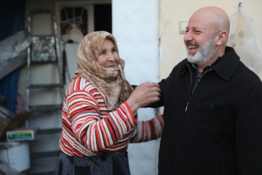 Kocasinan Belediyesi, Asırlık Fatma Nine’ye Evde Sağlık Hizmeti Sağlıyor