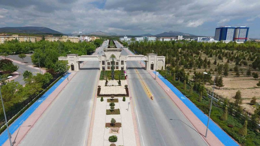 Selçuk Üniversitesi Eğitimde Kaliteyi Yökak Akreditasyonuyla Taçlandırdı