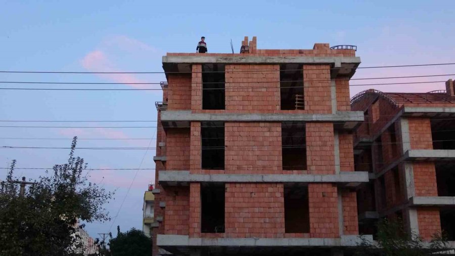 İnşaatın Çatısına Çıkan Kadın, Ekiplere Ve Ailesine Ecel Terleri Döktürdü