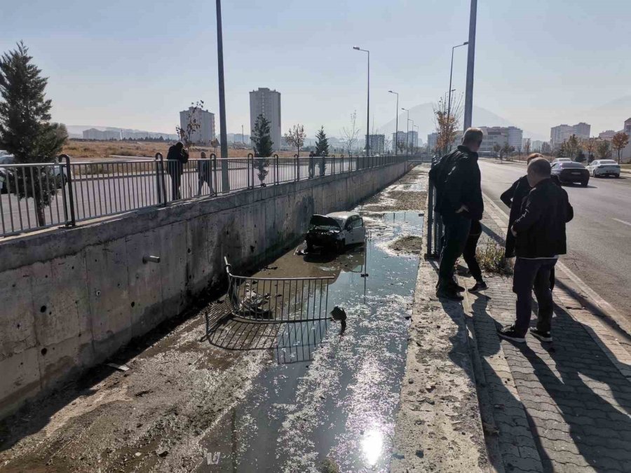 Kontrolden Çıkan Otomobil Kanala Uçtu