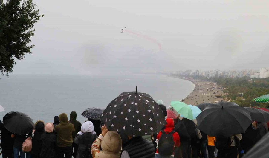 Türk Yıldızları’ndan Antalya’da ’ataya Saygı Uçuşu’