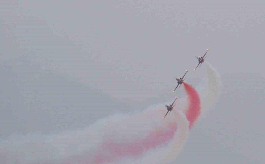 Türk Yıldızları’ndan Antalya’da ’ataya Saygı Uçuşu’