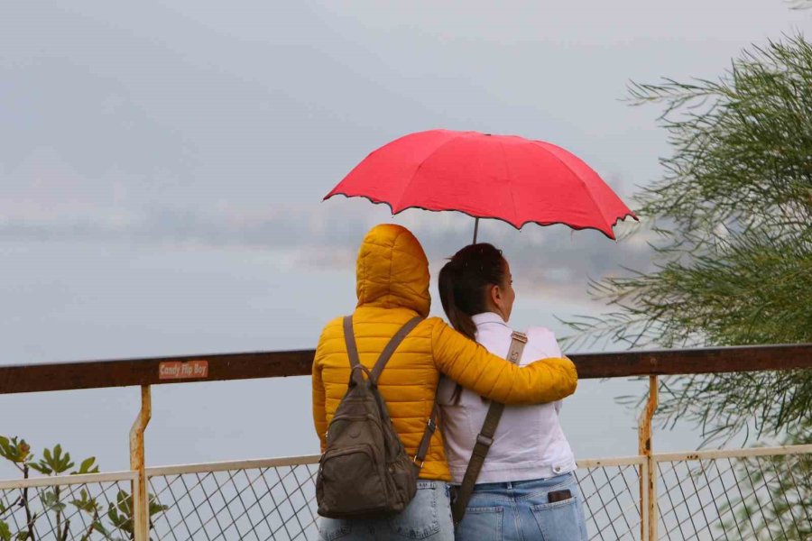 Türk Yıldızları’ndan Antalya’da ’ataya Saygı Uçuşu’