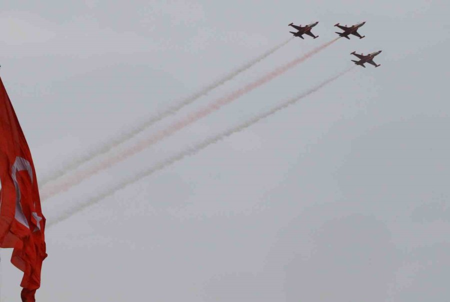 Türk Yıldızları’ndan Antalya’da ’ataya Saygı Uçuşu’