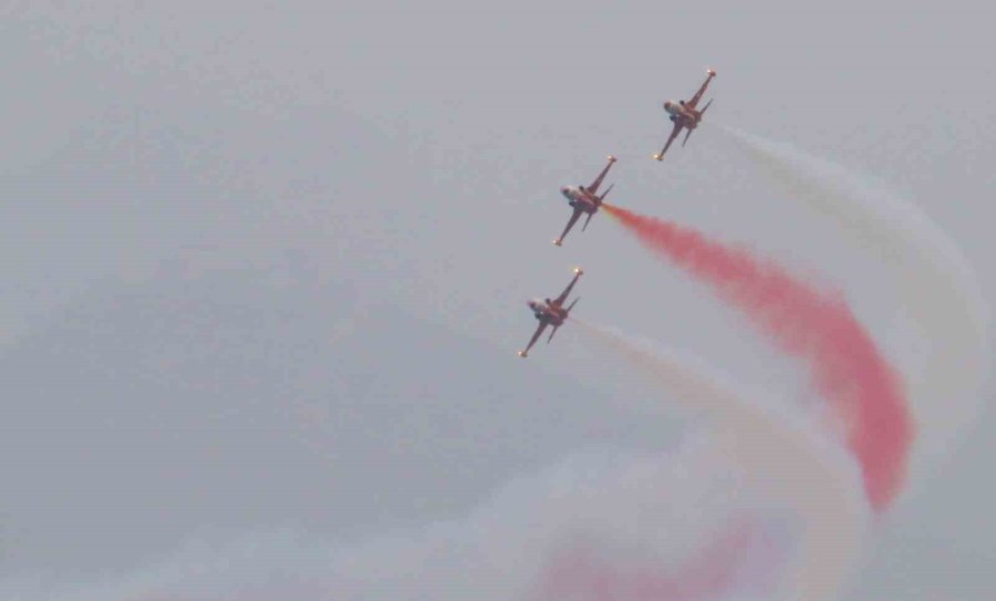 Türk Yıldızları’ndan Antalya’da ’ataya Saygı Uçuşu’