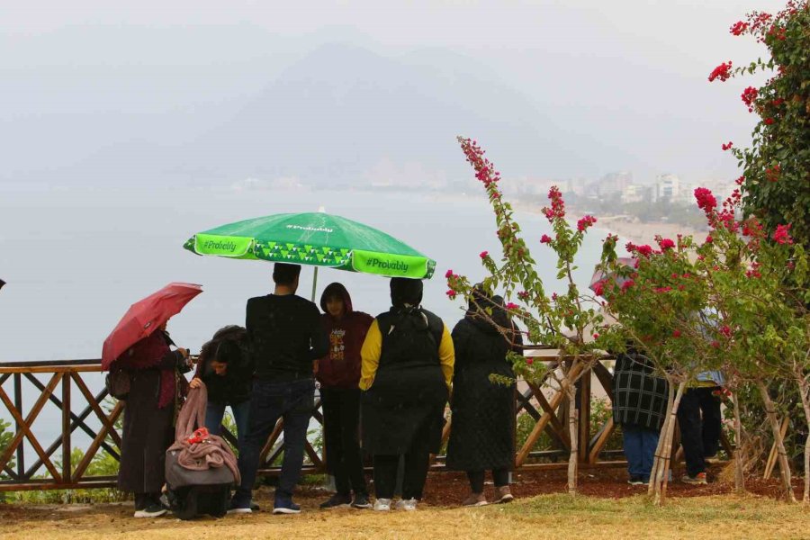 Türk Yıldızları’ndan Antalya’da ’ataya Saygı Uçuşu’