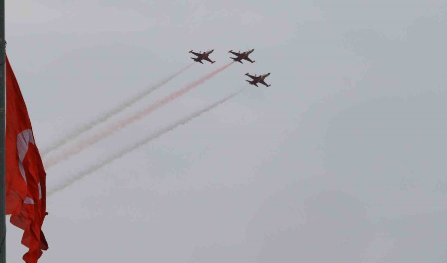 Türk Yıldızları’ndan Antalya’da ’ataya Saygı Uçuşu’