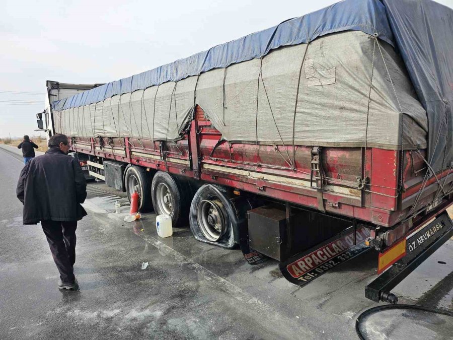 Tırdaki Yangın Tüpüyle İtfaiye Gelene Kadar Alevleri Söndürdü