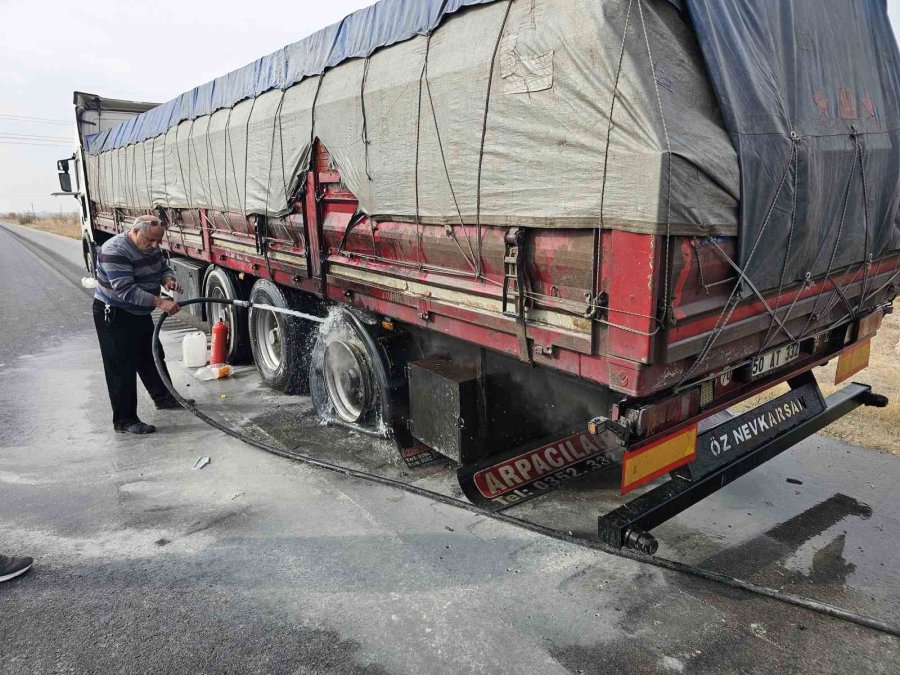 Tırdaki Yangın Tüpüyle İtfaiye Gelene Kadar Alevleri Söndürdü