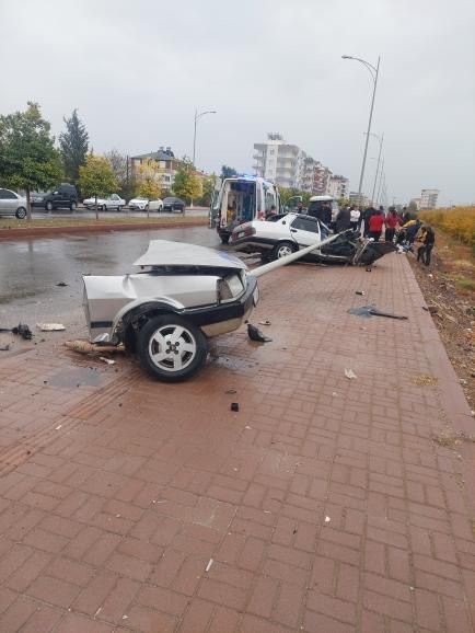 Direğe Çarpan Fiat Tofaş Otomobil İkiye Bölündü, Sürücü Yaralandı