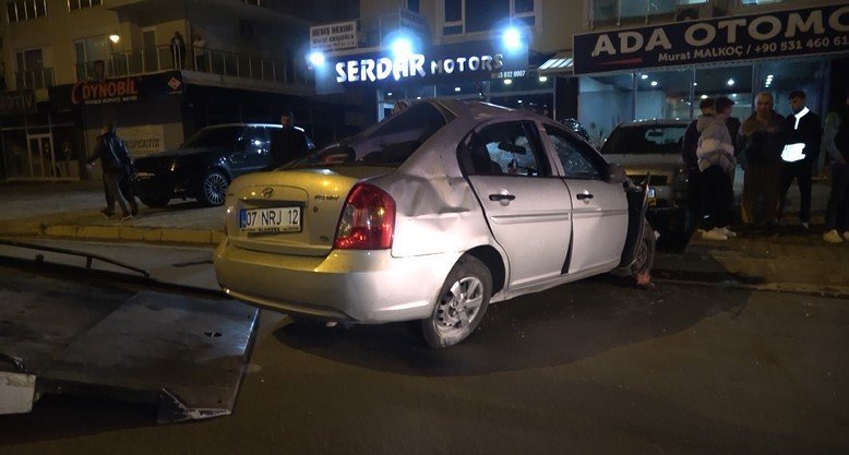 Alanya’da Otomobil Palmiye Ağacına Çarptı: 1 Ölü, 3 Yaralı