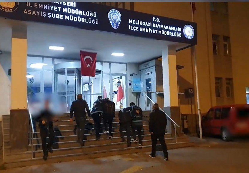 İşyerini Kurşunlayanlar Önce Kameraya Sonra Polise Yakalandı