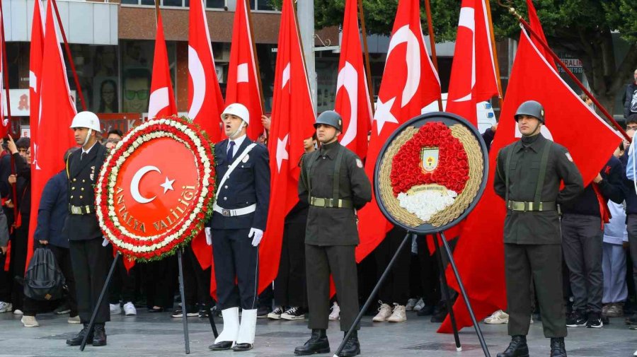 Antalya’da Atatürk İçin Karada Ve Denizde Saygı Duruşu