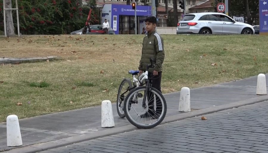 Antalya’da Atatürk İçin Karada Ve Denizde Saygı Duruşu