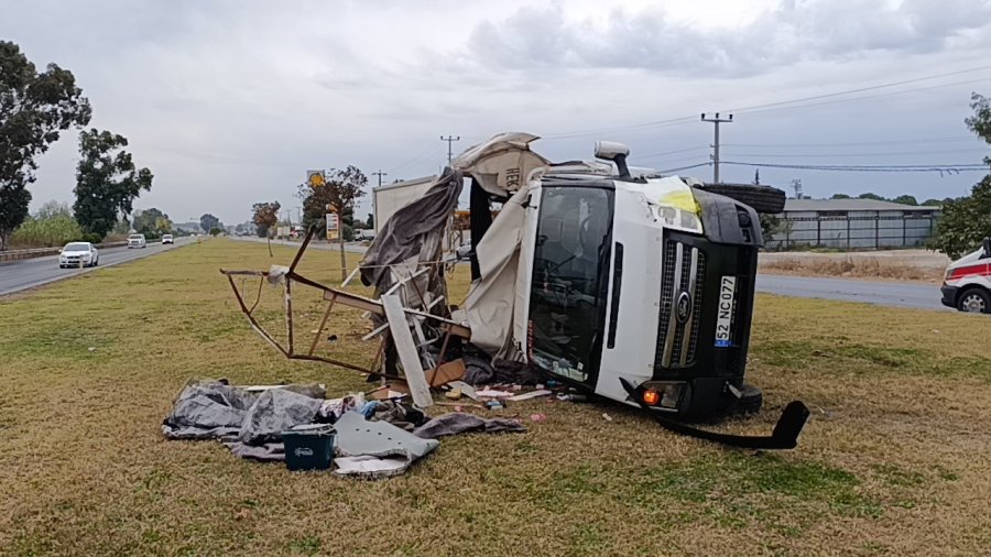 Eşya Yüklü Kamyonet Takla Attı, Savrulan Eşyaları Sahipleri Topladı