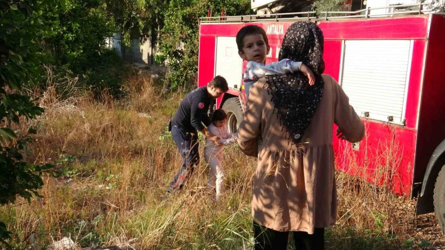 Evin Kapı Kilidi Arızalandı, Evde Mahsur 2 Çocuğu İtfaiye Kurtardı