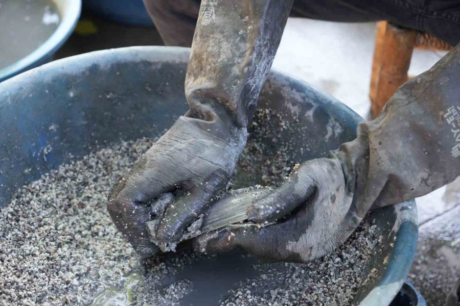 Babasının Yanında 7 Yaşında Başladığı Mesleği 53 Yıl Devam Ettirdi, Kendi Çocuklarını Da Aynı Yaşta İşe Başlattı