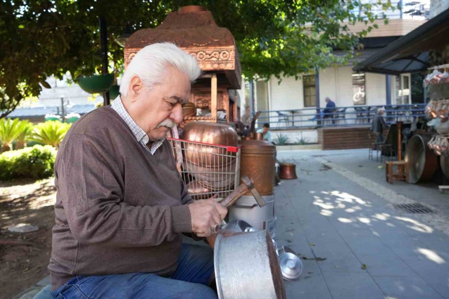 Babasının Yanında 7 Yaşında Başladığı Mesleği 53 Yıl Devam Ettirdi, Kendi Çocuklarını Da Aynı Yaşta İşe Başlattı