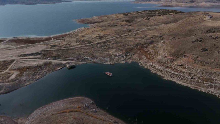 Kayseri’de Kuraklık: Baraj Suları Çekildi, Suyun Altındaki Köy Ortaya Çıktı