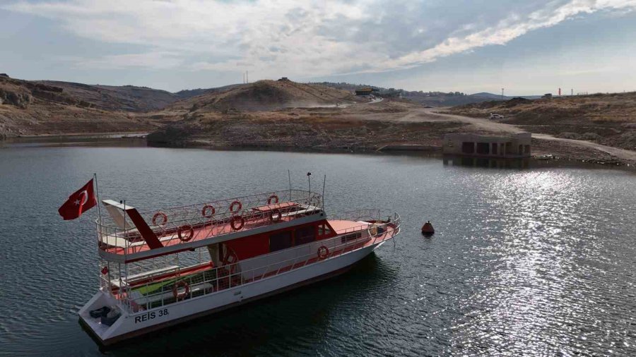 Kayseri’de Kuraklık: Baraj Suları Çekildi, Suyun Altındaki Köy Ortaya Çıktı