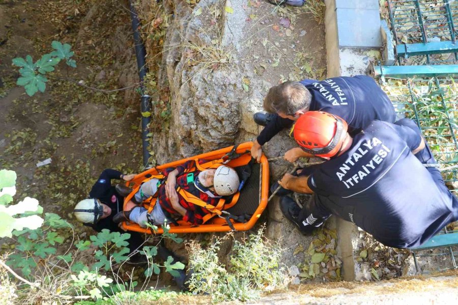 Düşürdüğü Cep Telefonunu Almak İsterken Düştü, Saatlerce Kurtarılmayı Bekledi