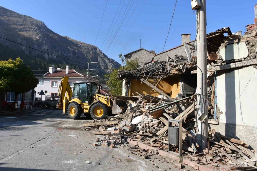 İnönü’de Tehlike Saçan Metruk Bina Yıkıldı