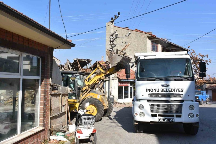 İnönü’de Tehlike Saçan Metruk Bina Yıkıldı