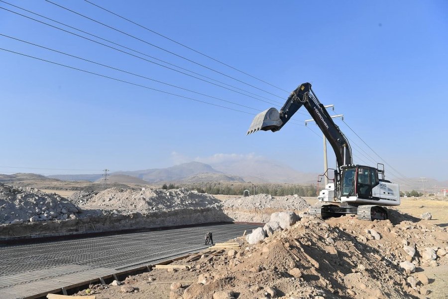 Başkan Büyükkılıç, Develi’nin Giriş Kapısı Olacak Yeni Terminal İnşaatını İnceledi