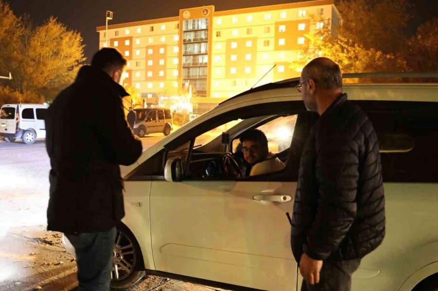 Aksaray Polisinden Kız Öğrenci Yurtları Önünde Sıkı Denetim