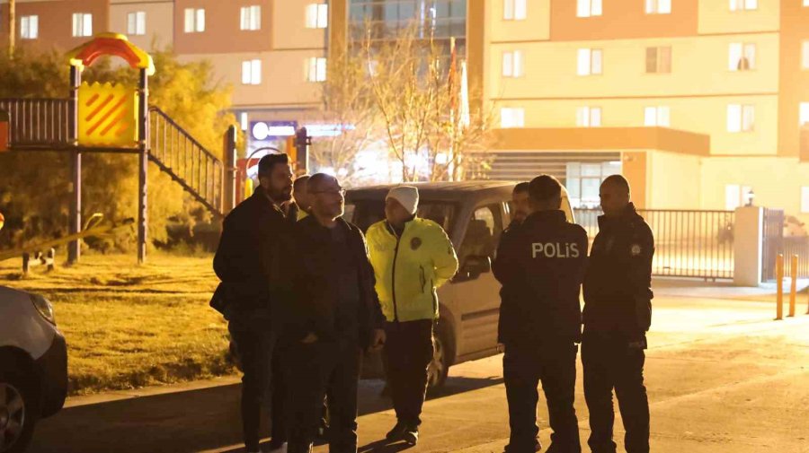 Aksaray Polisinden Kız Öğrenci Yurtları Önünde Sıkı Denetim