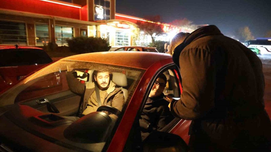 Aksaray Polisinden Kız Öğrenci Yurtları Önünde Sıkı Denetim