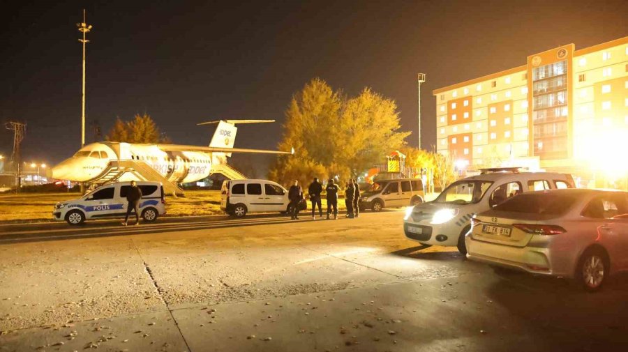 Aksaray Polisinden Kız Öğrenci Yurtları Önünde Sıkı Denetim