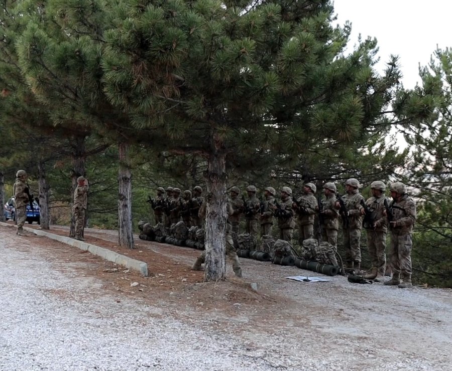 Komandolar Günyüzü İlçesinde Arama Tarama Faaliyeti Gerçekleştirdi