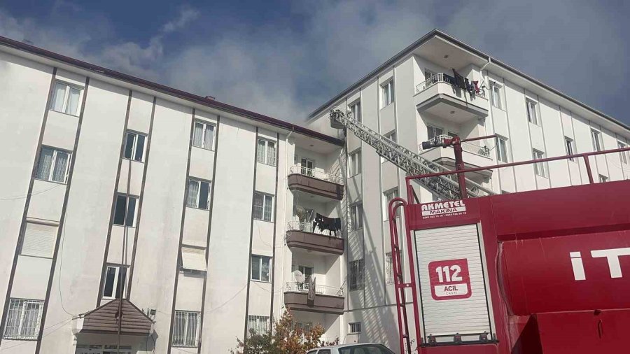 Aksaray’da 5 Katlı Apartmanın Çatısı Alev Alev Yandı