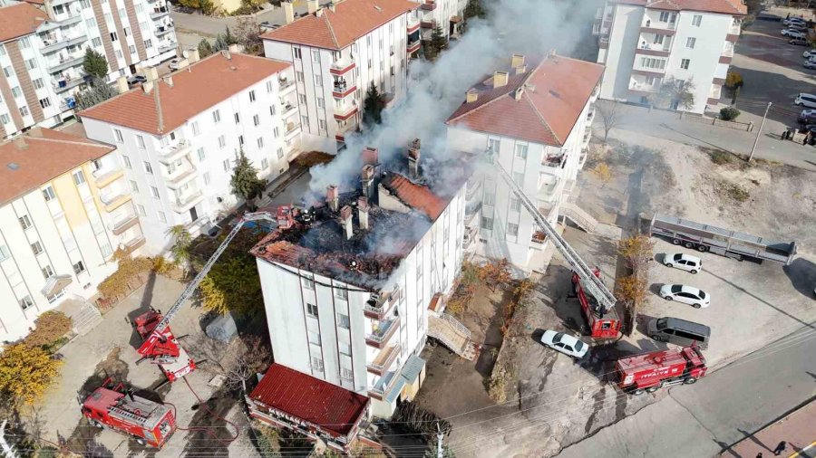 Aksaray’da 5 Katlı Apartmanın Çatısı Alev Alev Yandı