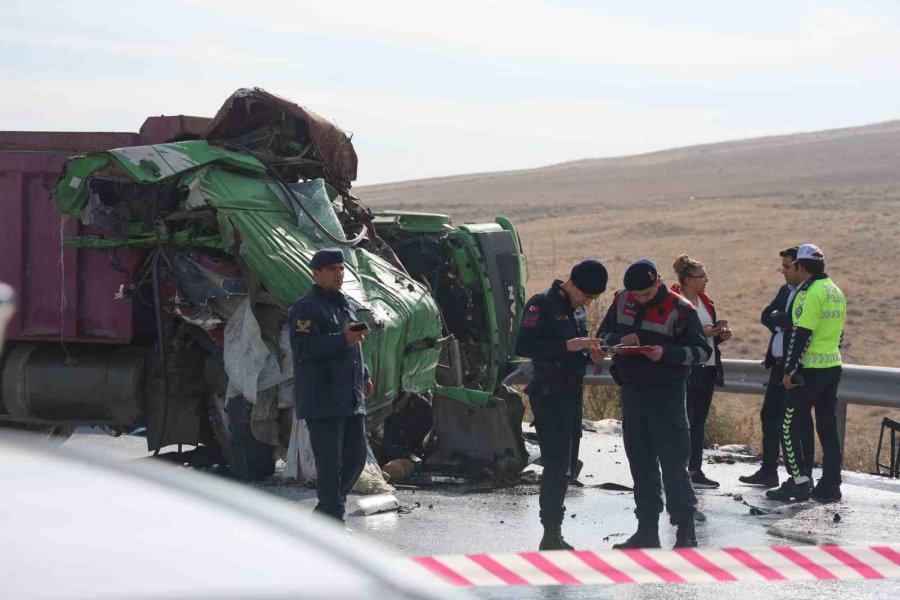 Kamyonların Kafa Kafaya Çarpıştığı Kazada Hayatını Kaybeden Sürücülerin Kimlikleri Belli Oldu