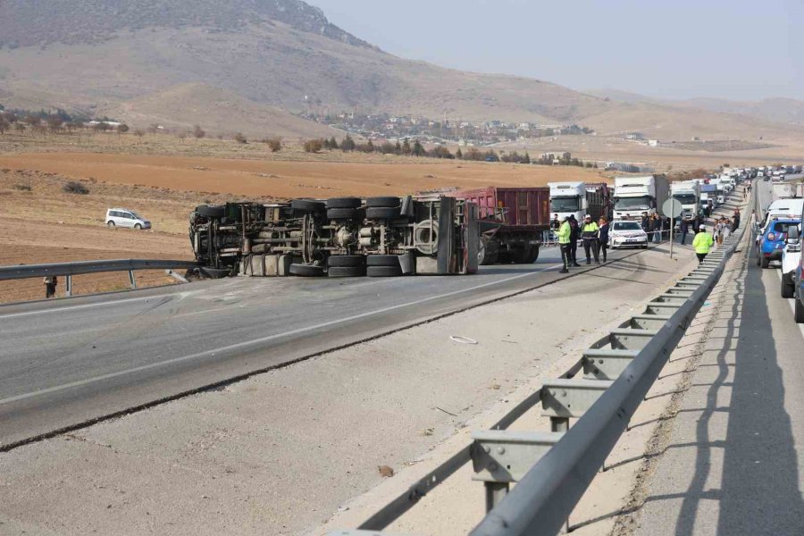 Karşı Şeride Geçen Kamyon Başka Bir Kamyonla Çarpıştı: 2 Ölü