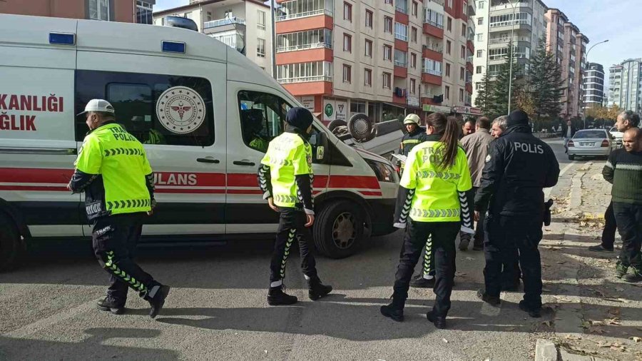 Takla Atan Otomobildeki Dede Torun Yaralandı