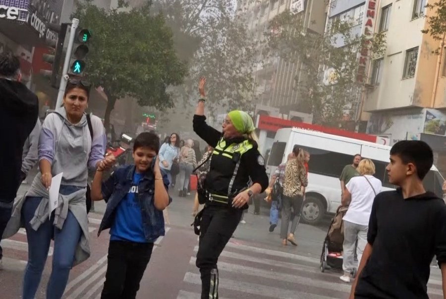 Kadın Polisin Yangın Hassasiyeti: Dumanı Görünce İhbarı Geçti, İtfaiyenin Hızlı Gelebilmesi İçin Yoğun Çaba Harcadı