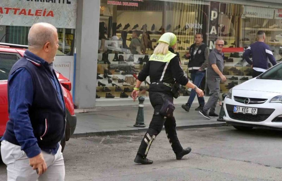 Kadın Polisin Yangın Hassasiyeti: Dumanı Görünce İhbarı Geçti, İtfaiyenin Hızlı Gelebilmesi İçin Yoğun Çaba Harcadı