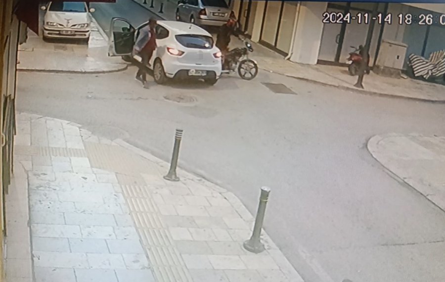 Otomobil İle Motosikletin Çarpışma Anı Kamerada: 1 Yaralı