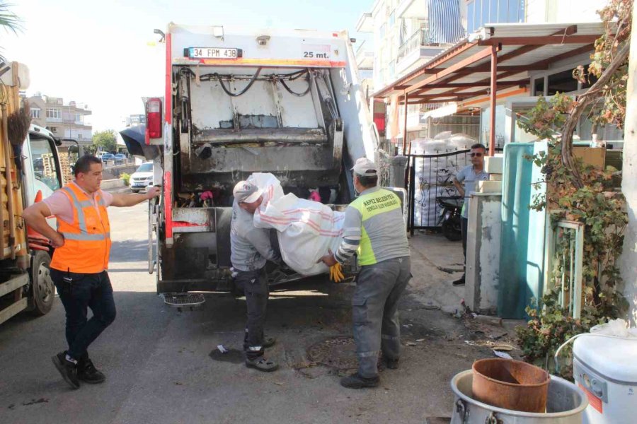 Antalya’da Bir Evden 3 Kamyon Dolusu Çöp Çıktı