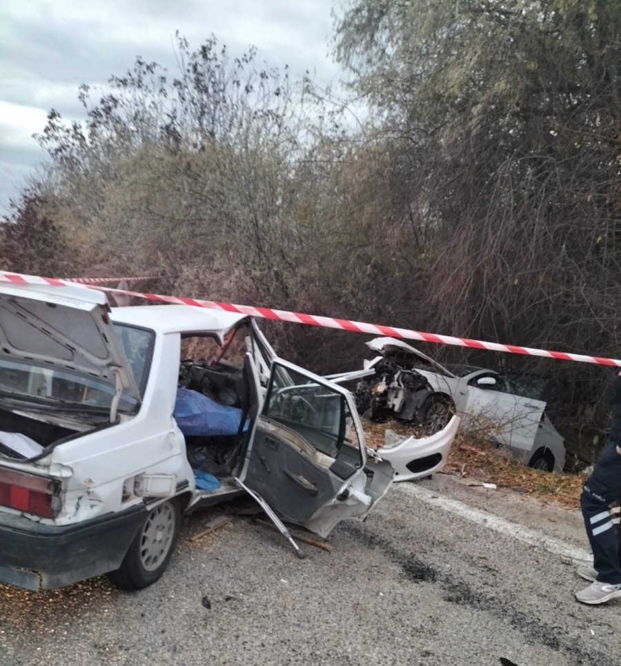 Konya’da İki Otomobil Kafa Kafaya Çarpıştı: 2 Ölü, 3 Yaralı