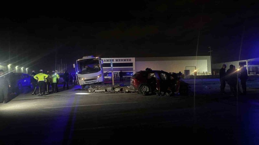 Polis Minibüsü İle Otomobil Çarpıştı: 1 Ölü, 11 Yaralı