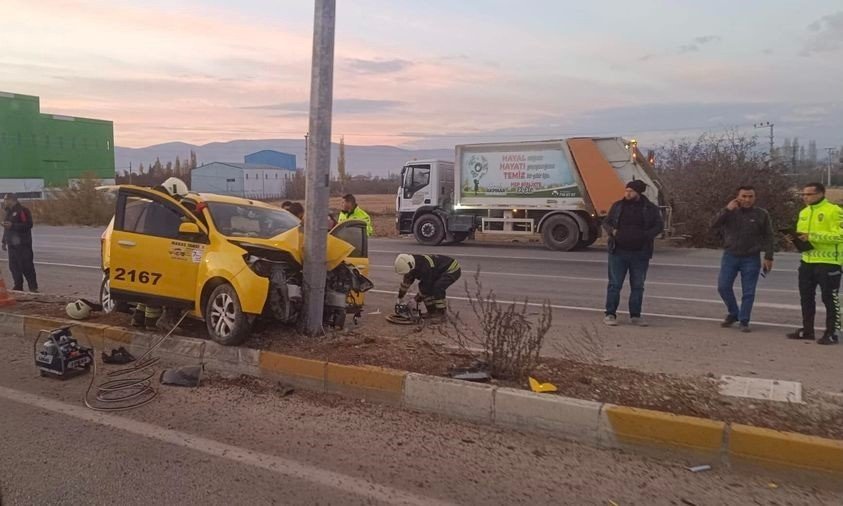 Konya’da Ticari Taksi Direğe Çarptı: 3 Yaralı