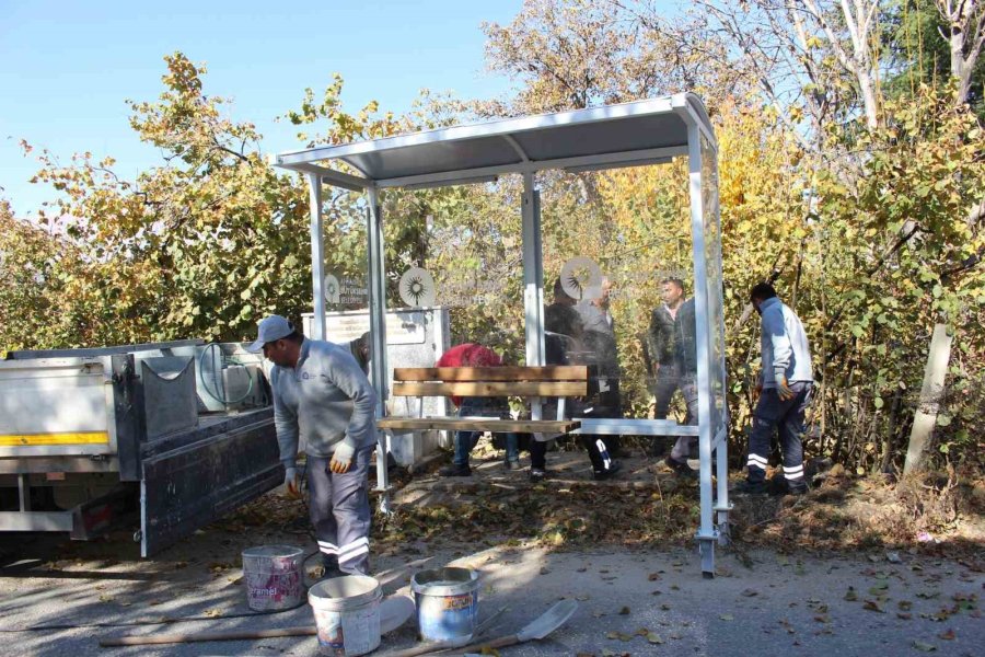 Elmalı’nın Dört Mahallesine Otobüs Durağı