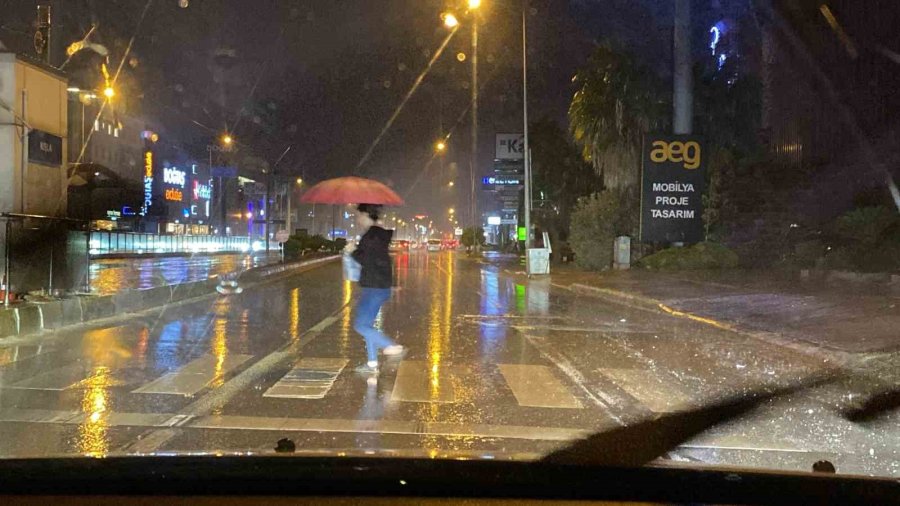 Antalya’da Aniden Bastıran Sağanağa Vatandaşlar Hazırlıksız Yakalandı