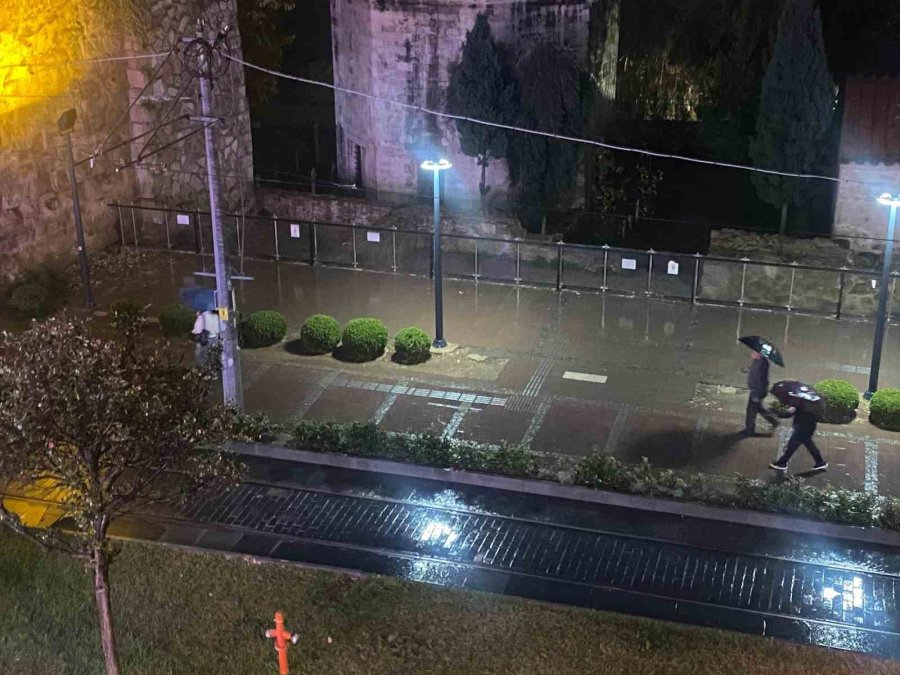 Antalya’da Aniden Bastıran Sağanağa Vatandaşlar Hazırlıksız Yakalandı